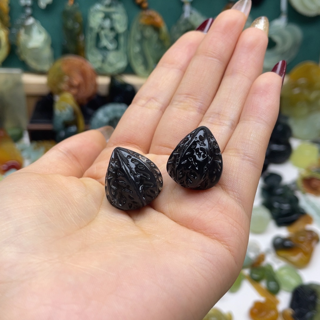 蛇纹石玉颈饰未镶嵌