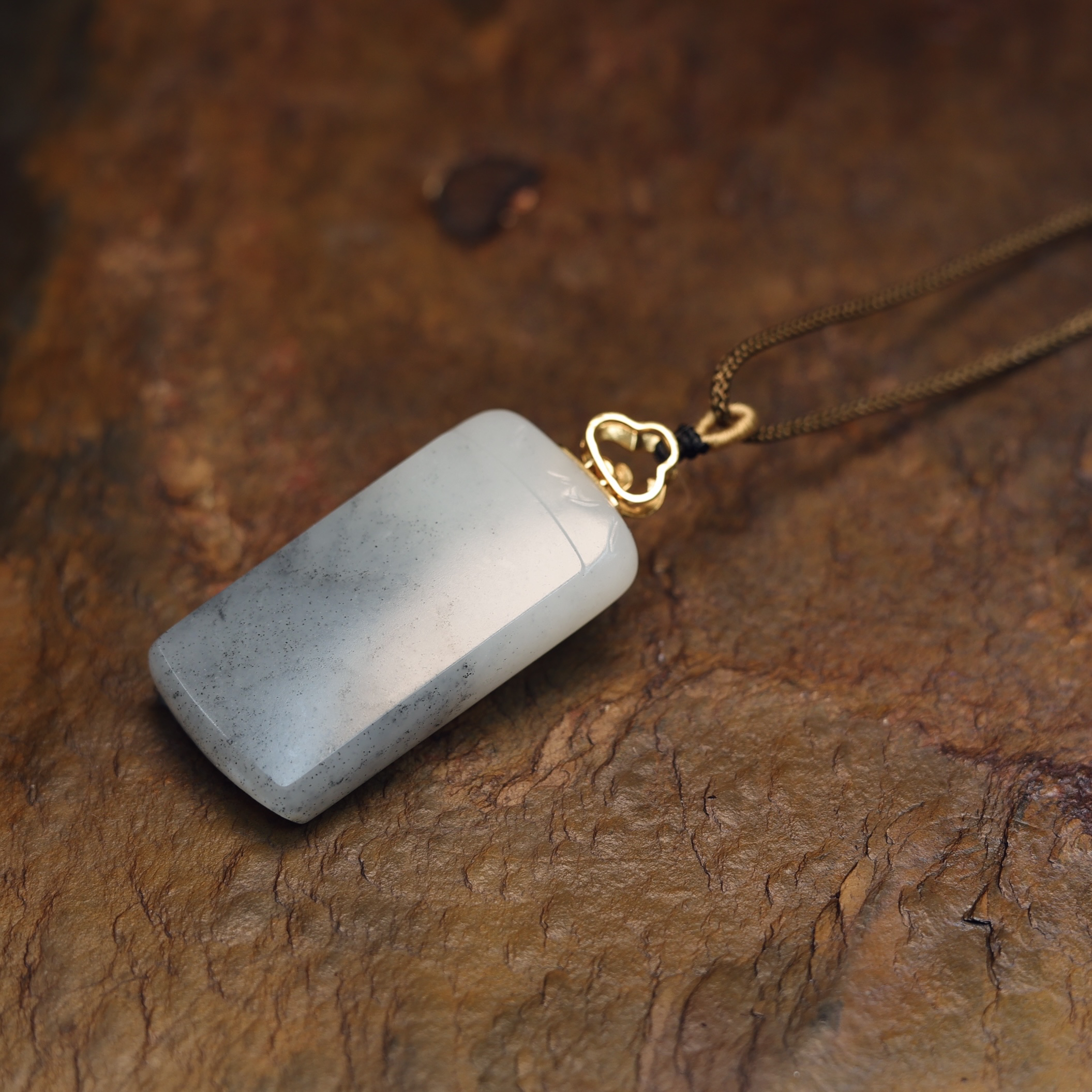 秋会长的和田玉新疆天然青花平安无事牌挂件吊坠山水牌