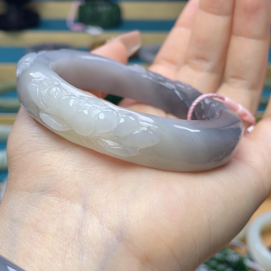 和田玉手镯57+圈口。编号83未镶嵌Q**钱