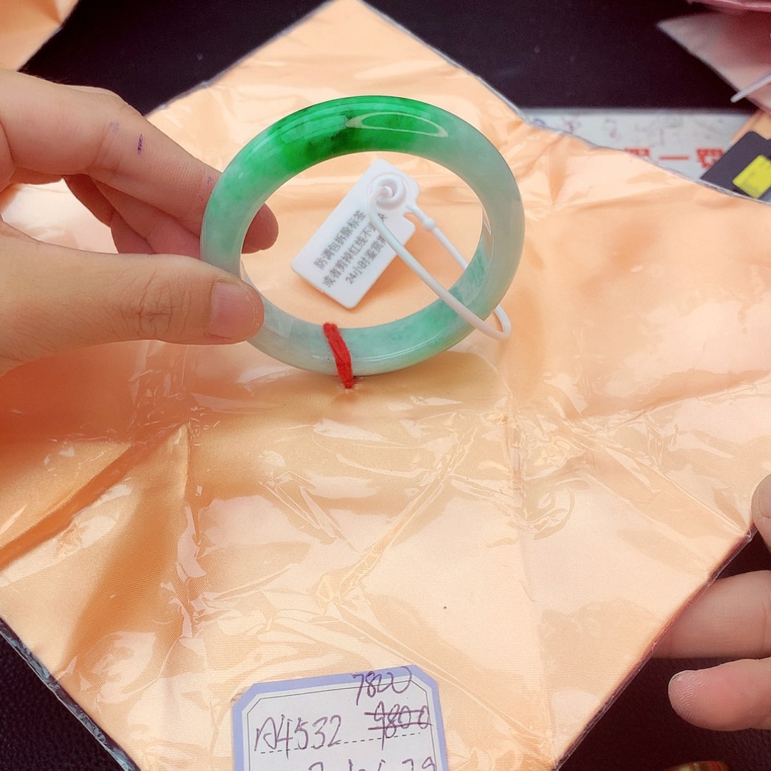 翡翠手镯未镶嵌翡翠