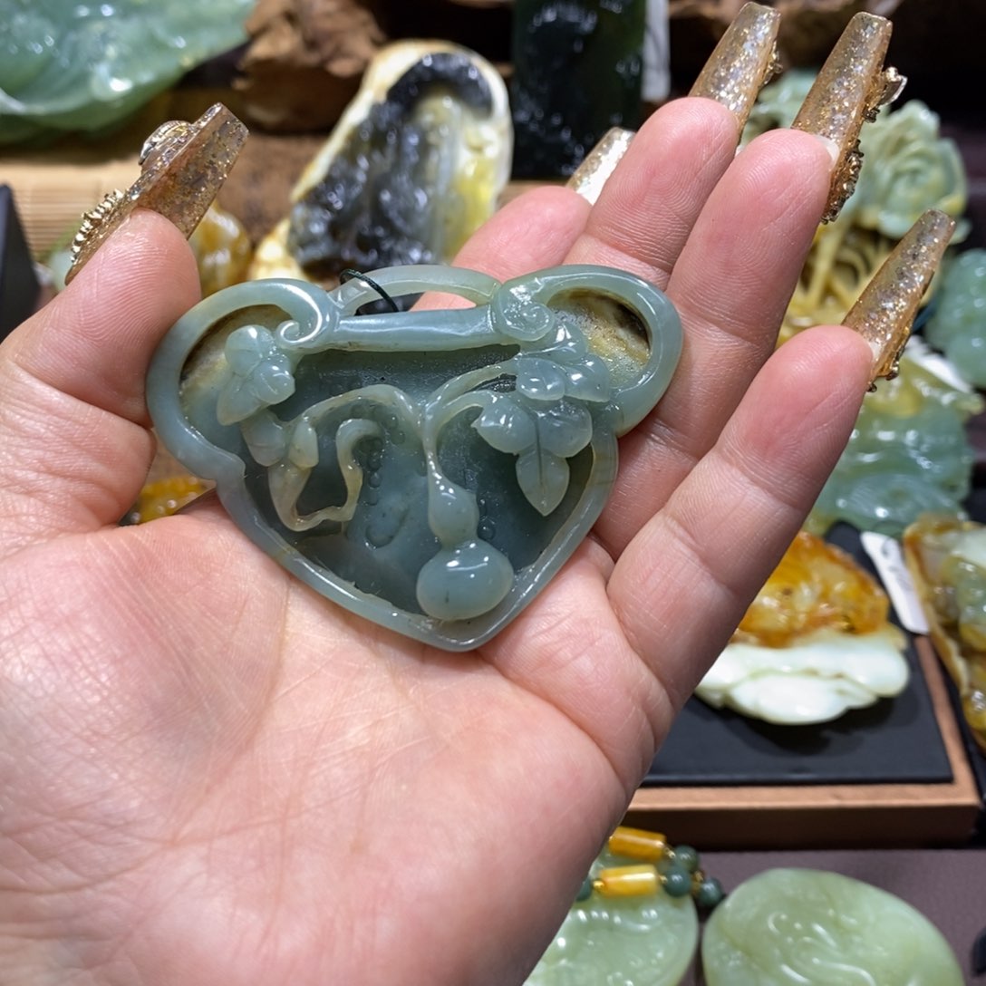 蛇纹石玉颈饰未镶嵌