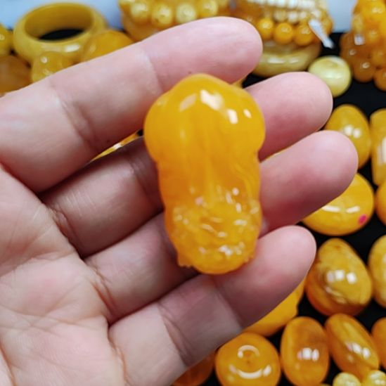 未镶嵌吊坠(赠链)蜜蜡