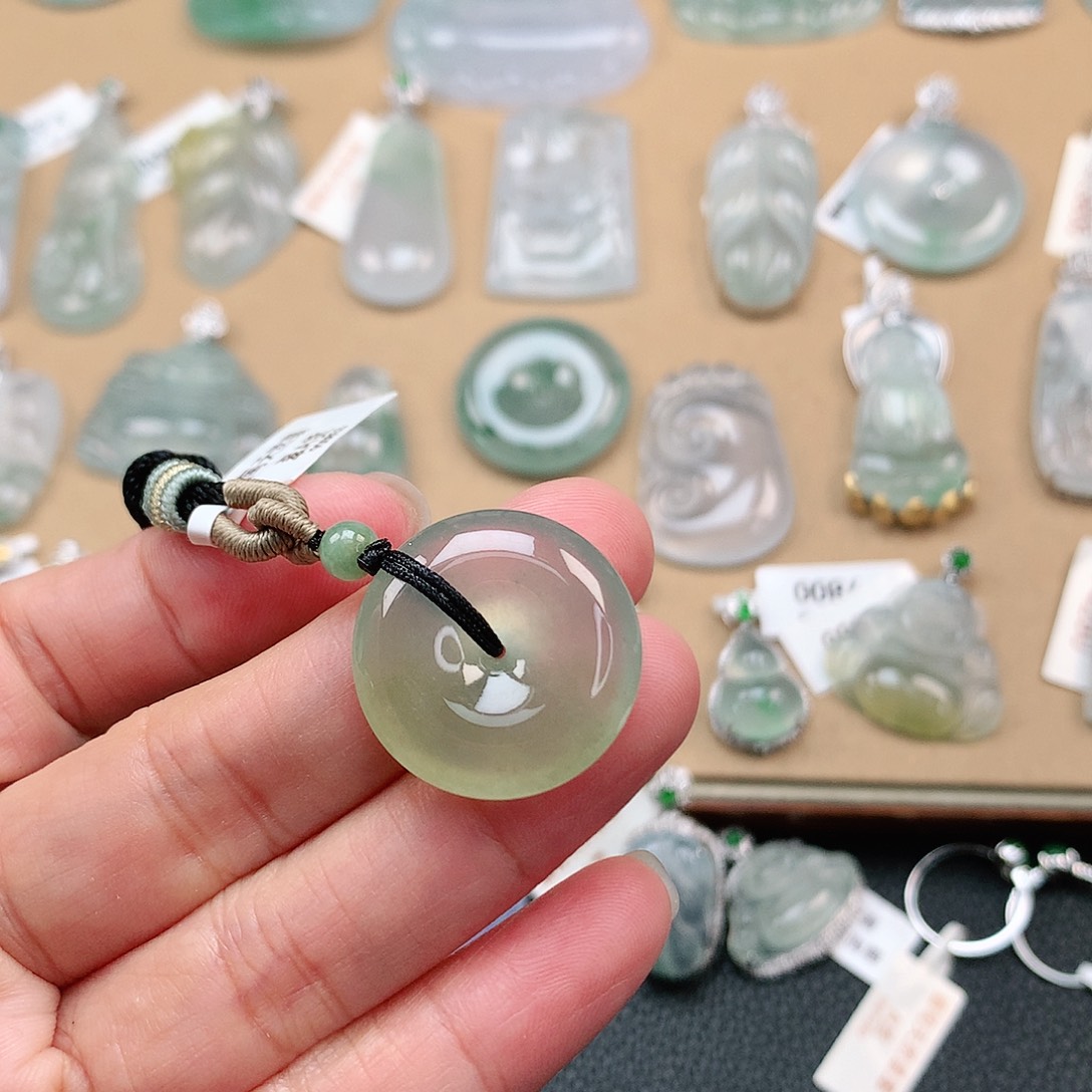 翡翠颈饰未镶嵌平安扣