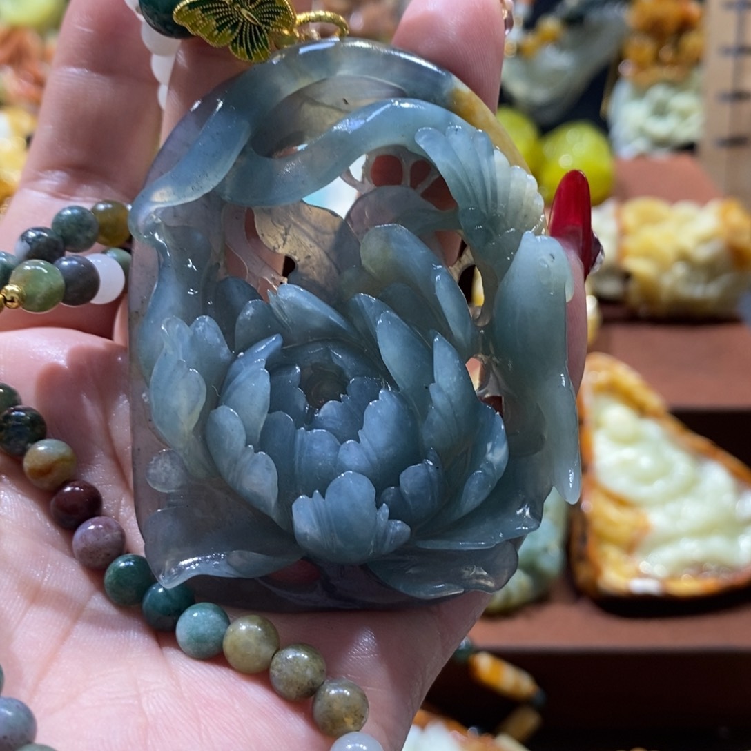 蛇纹石玉颈饰未镶嵌