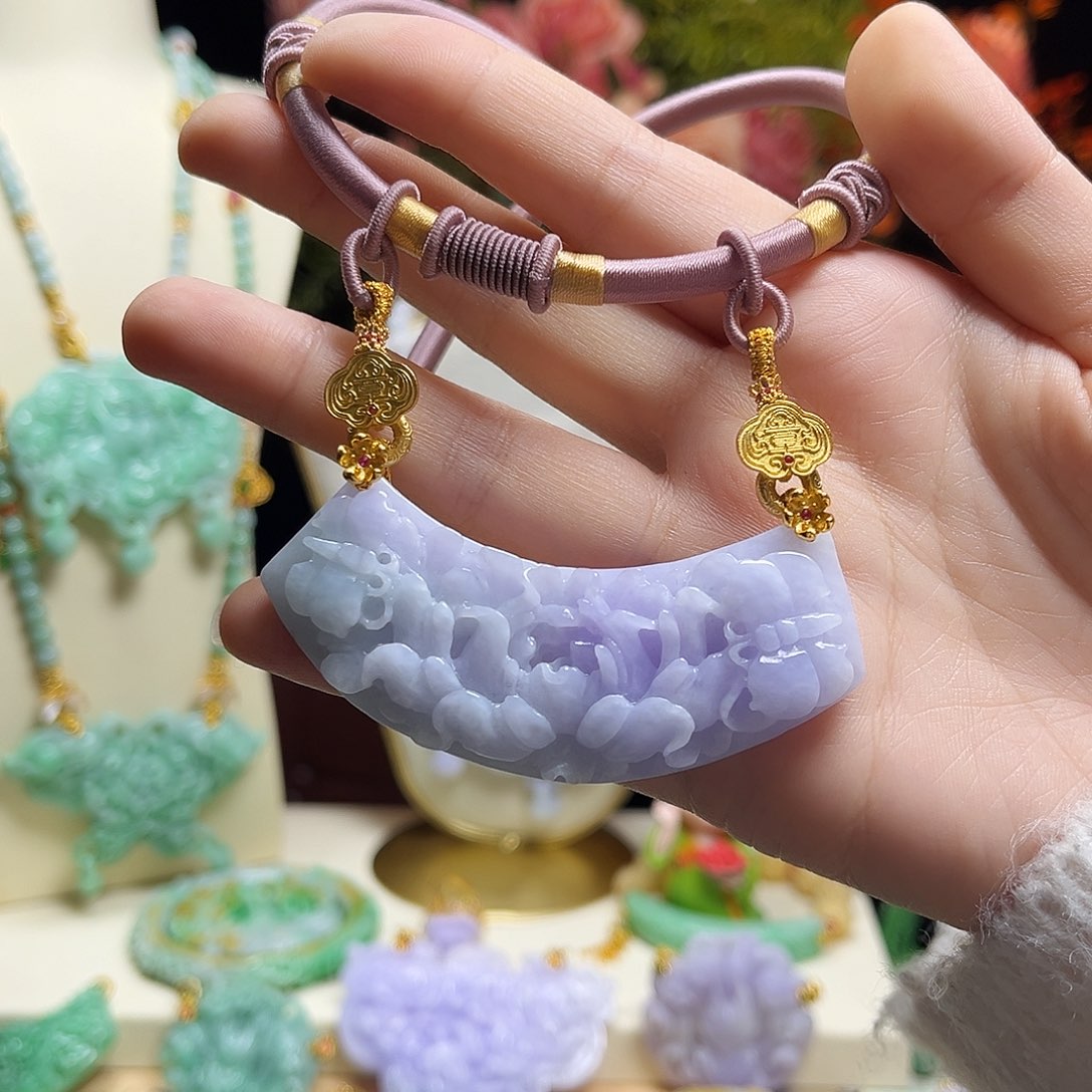 翡翠颈饰未镶嵌紫弯弯