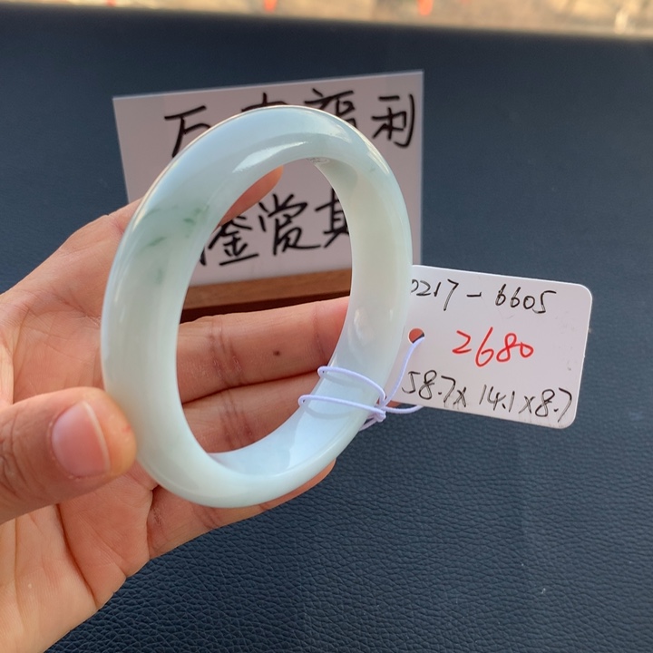 翡翠手镯未镶嵌翡翠手镯