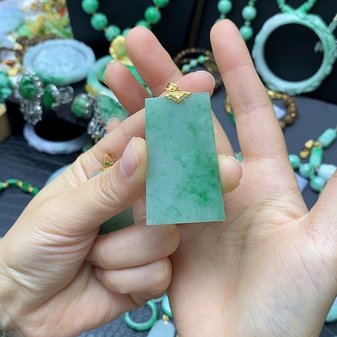 翡翠未镶嵌颈饰无事牌