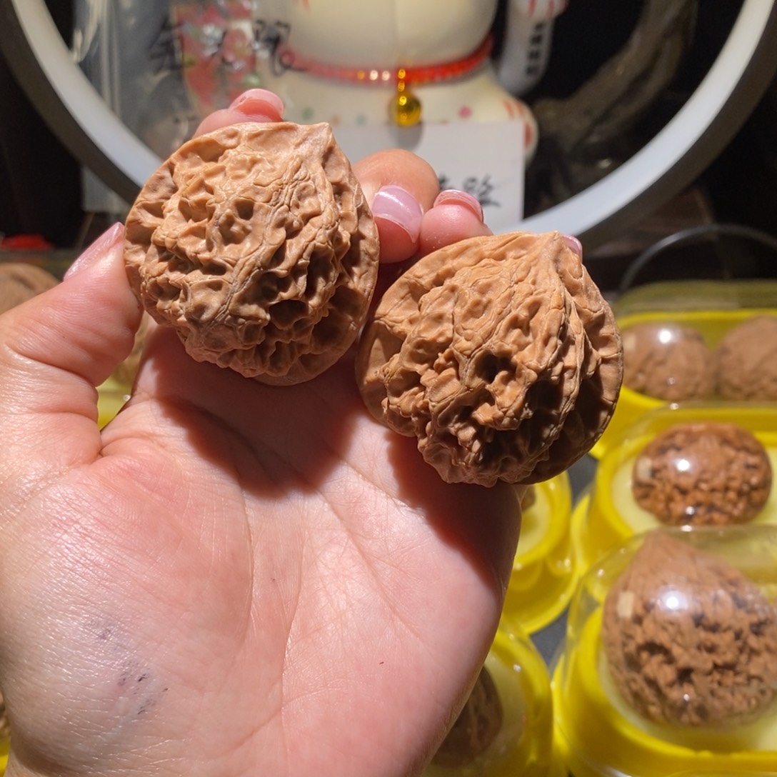 盹***盹文玩核桃吊坠梨木台