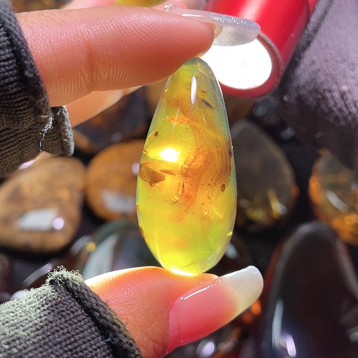 琥珀裸石未镶嵌？