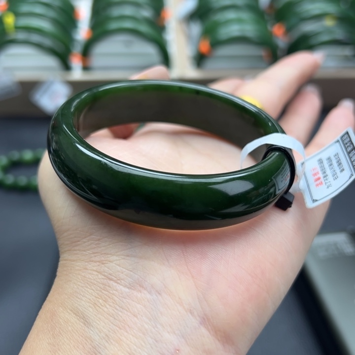 赵***姐和田玉（碧玉）未镶嵌手镯