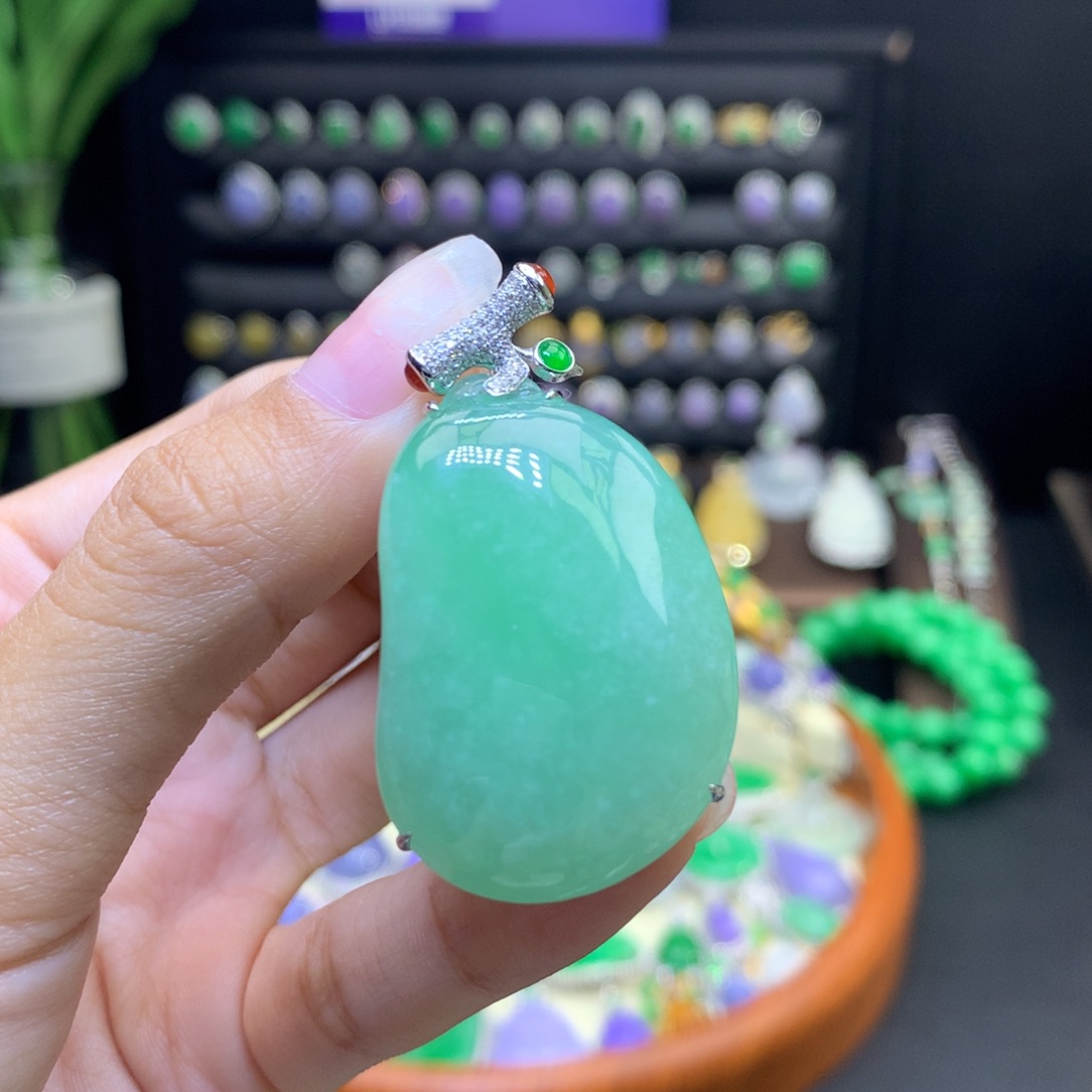 翡翠18K金镶嵌颈饰