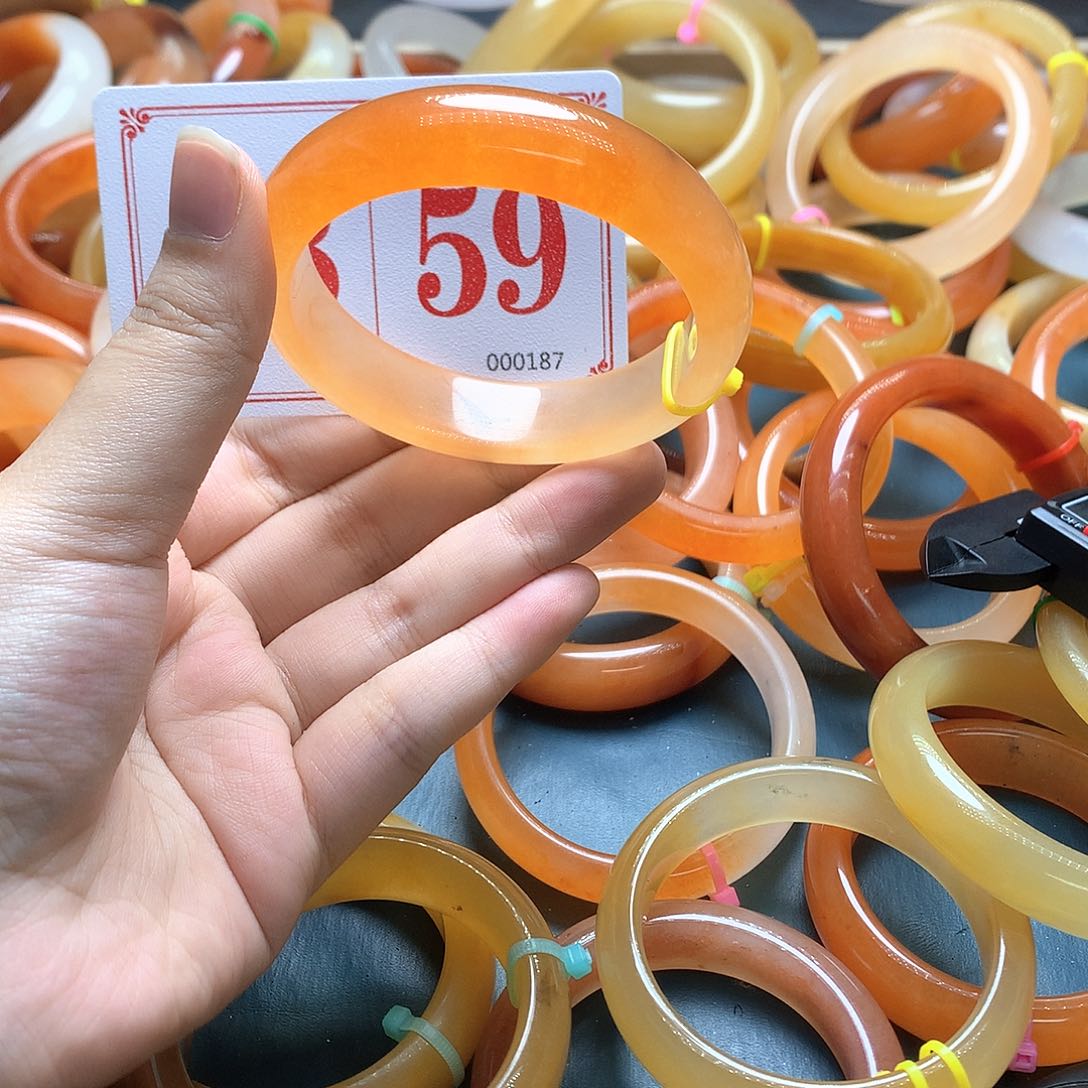 未镶嵌石英质玉（黄龙玉）手镯