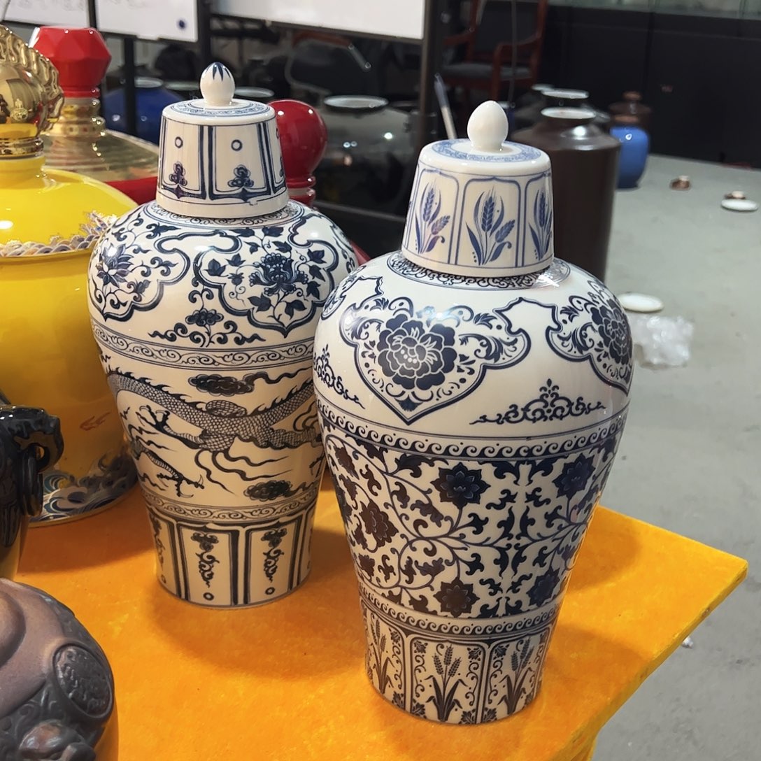 两个5斤元青花将军罐（青花缠枝莲和青花龙纹）