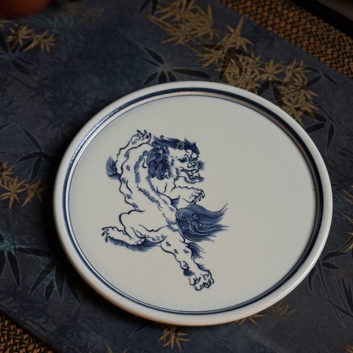 知否｜甄选景德镇陶瓷茶具元青花幽蓝溪堂二号釉21.5狮子手绘平盘