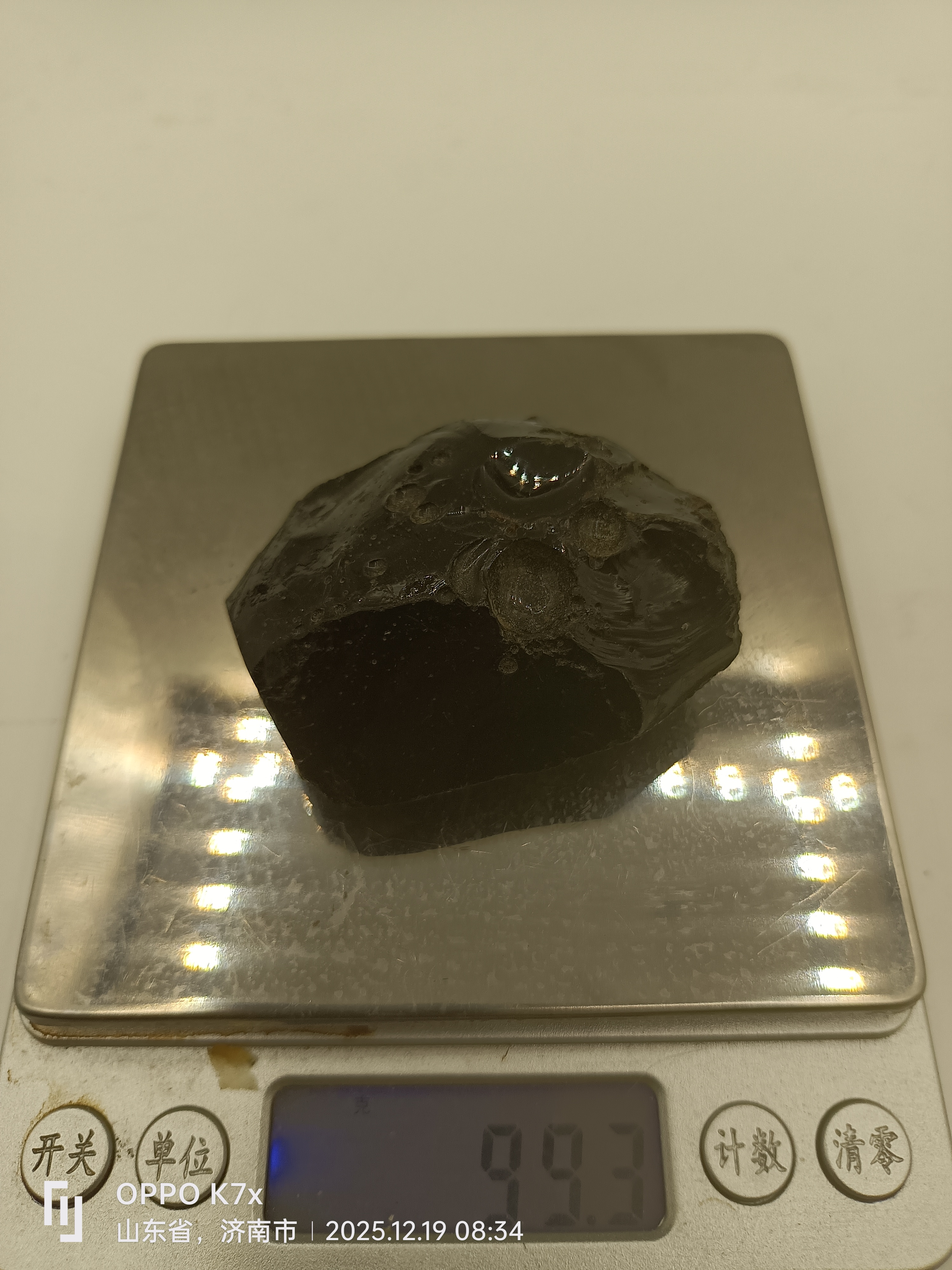 玻璃陨石，可以养生，做珠宝有药用价值