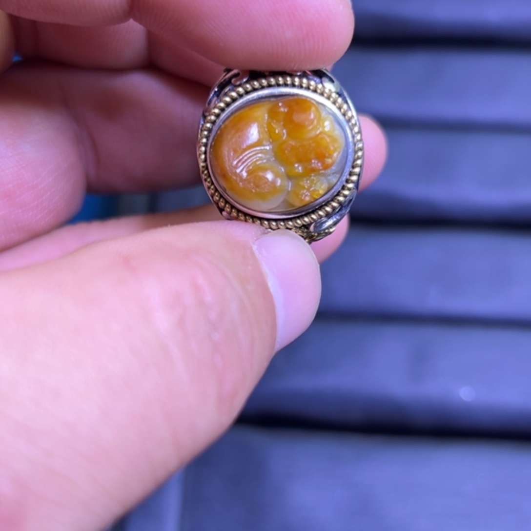 辛***巴和田玉未镶嵌颈饰