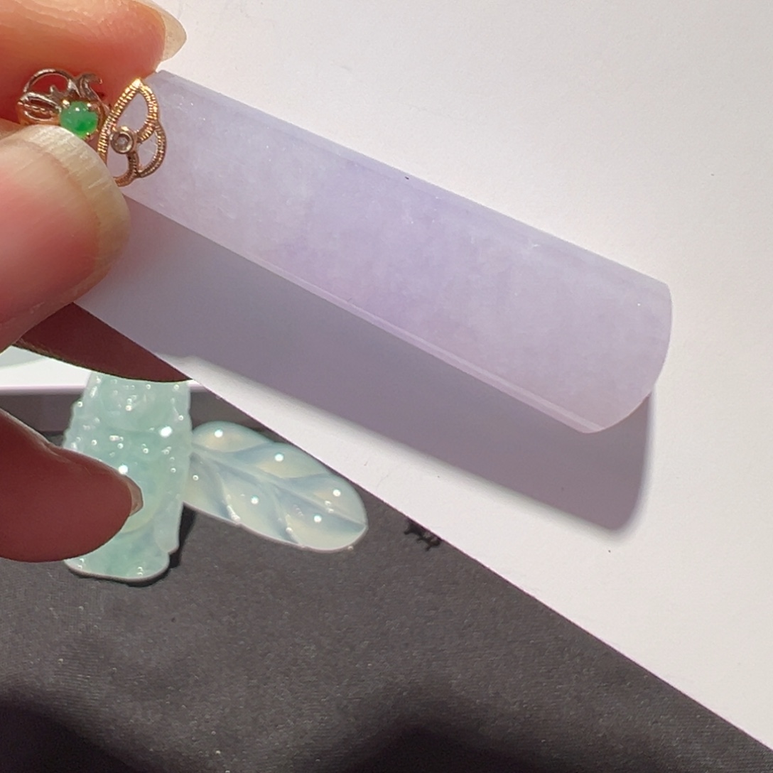 翡翠18K金镶嵌颈饰吊坠