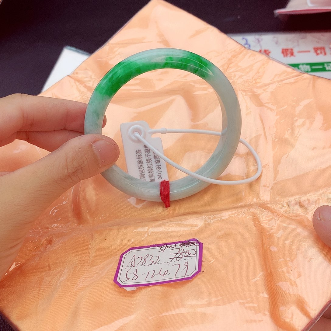 翡翠手镯未镶嵌翡翠