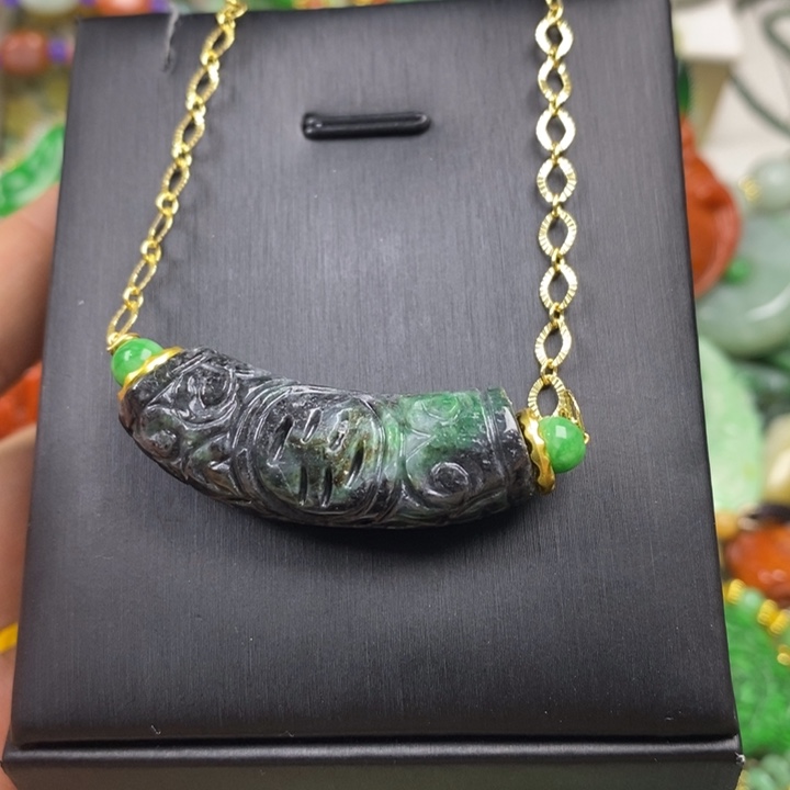 翡翠未镶嵌吊坠(赠链)