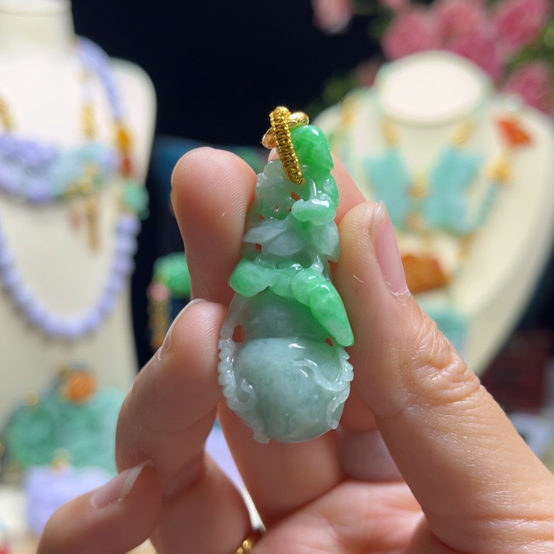 翡翠颈饰未镶嵌阳绿葫芦