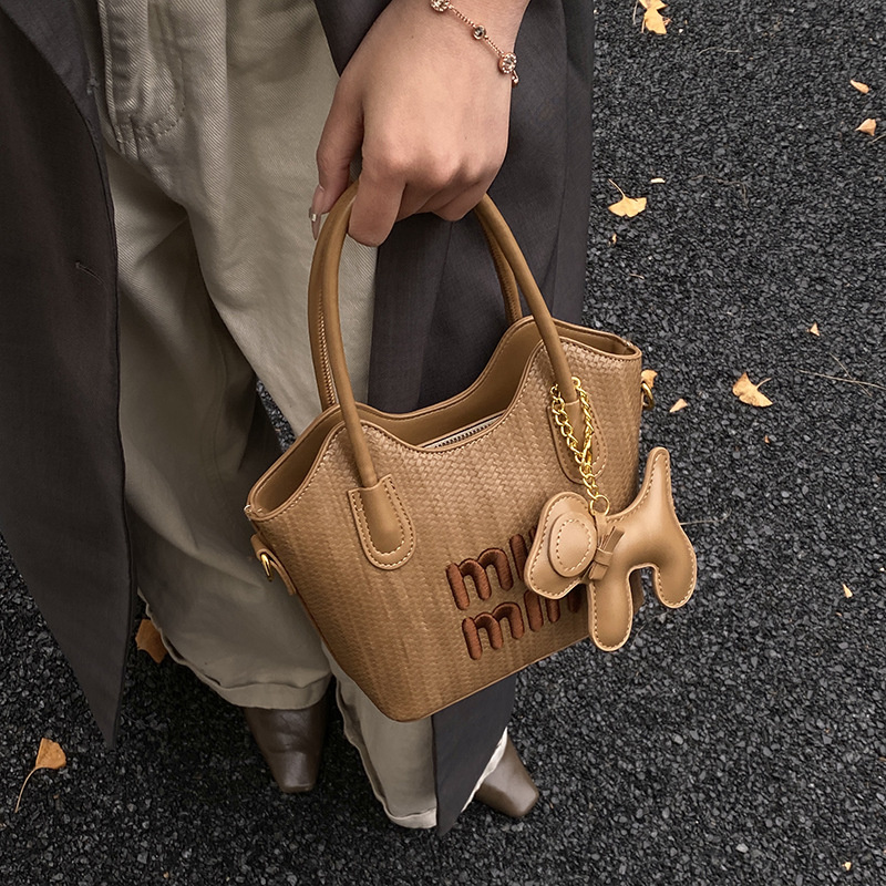 时尚百搭休闲简约韩版小众女士单肩斜跨小包包2025新款草编PU材质