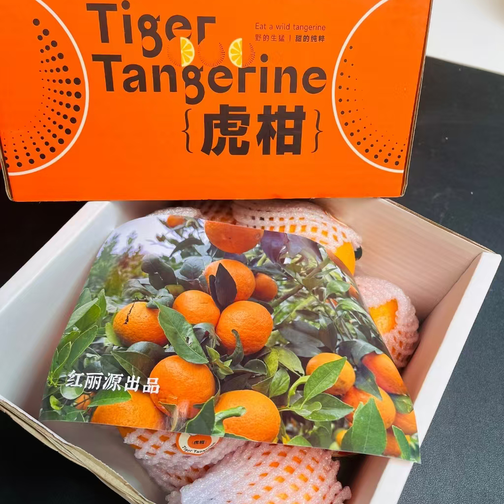 虎柑5斤装，也被称为宾川沃柑，它吸收了高原阳光的精华，生长在高海拔的土壤中，这使得它的果肉饱满，口感丰富