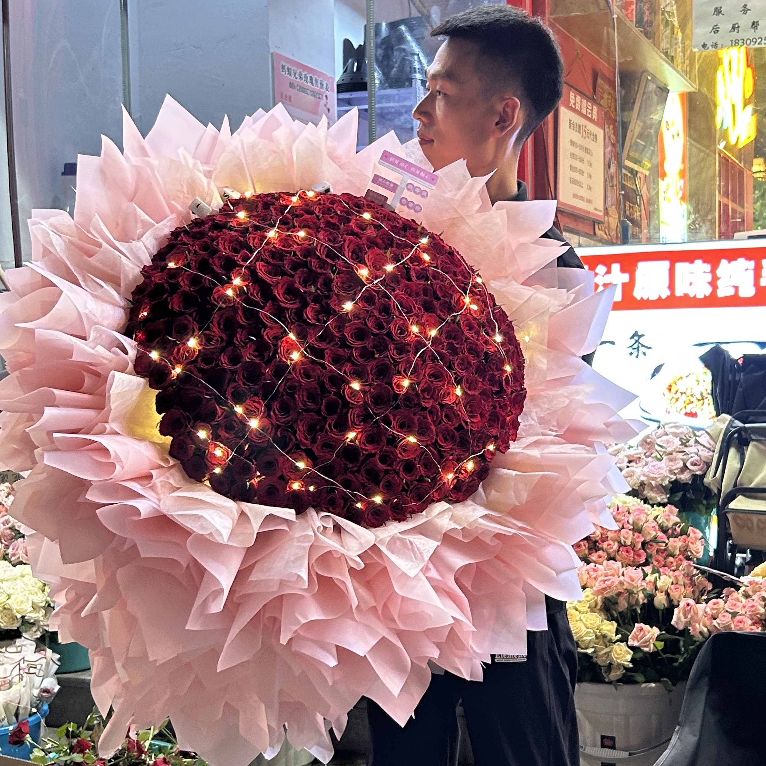 299朵玫瑰花束【红，粉，白，香槟，苏格兰绿，碎冰蓝】（选颜色可备注）
