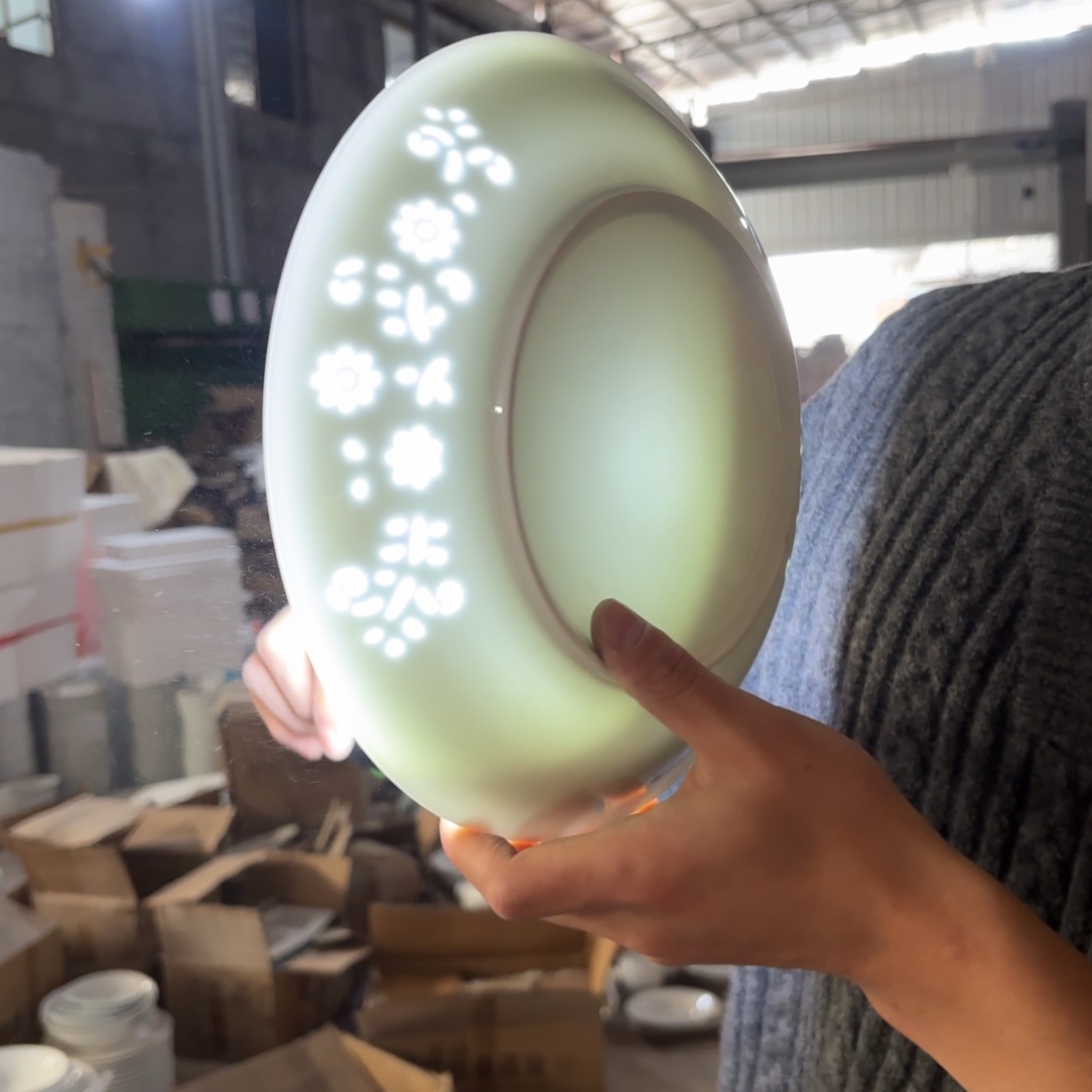 10英寸高白泥玲珑太阳花深盘2只微瑕