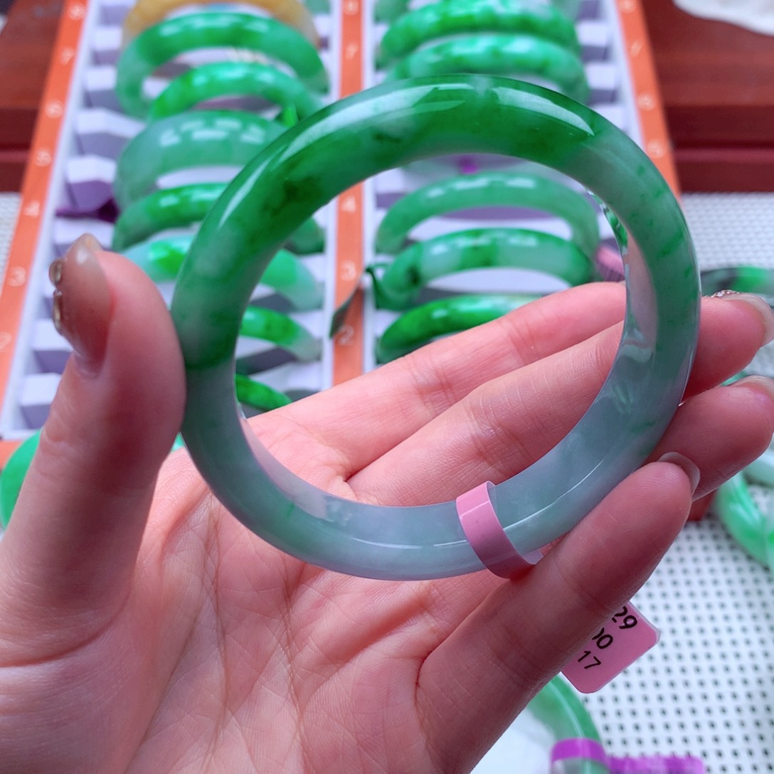 翡翠手镯未镶嵌翡翠