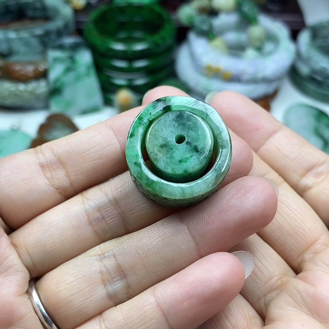 颈饰未镶嵌翡翠凌**雪戒圈