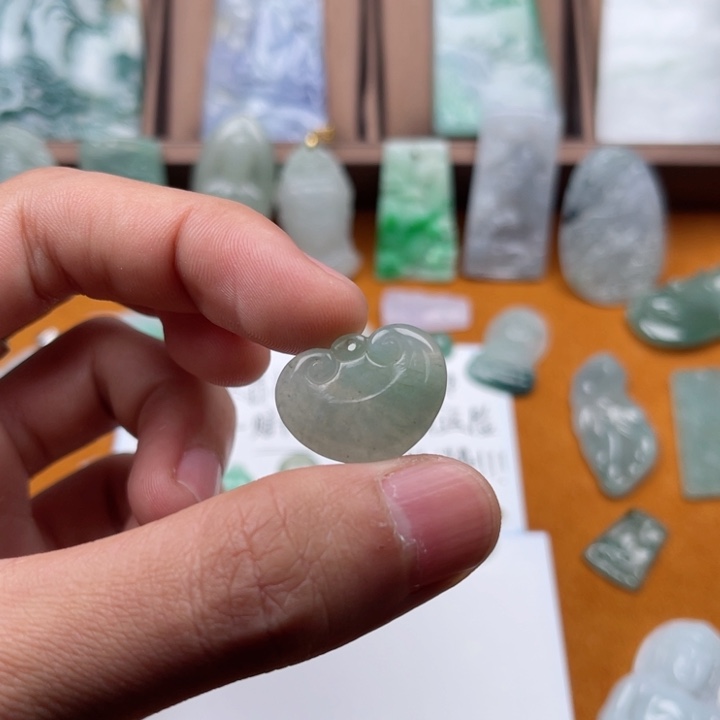 翡翠颈饰未镶嵌如意