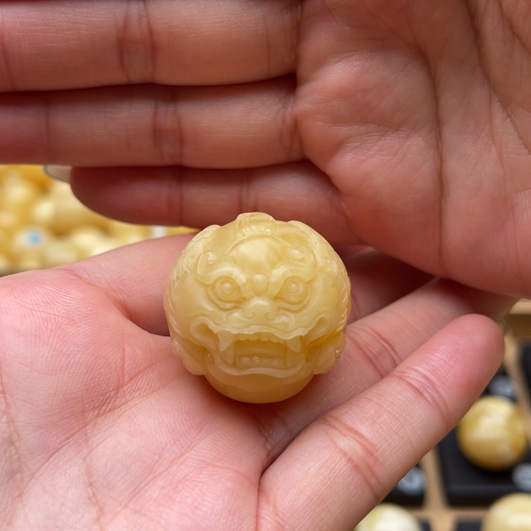 琥珀未镶嵌裸石蜜蜡吊坠笑