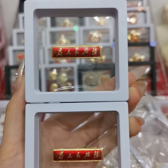 其他普通金属世**恩红色收藏纪念章2个
