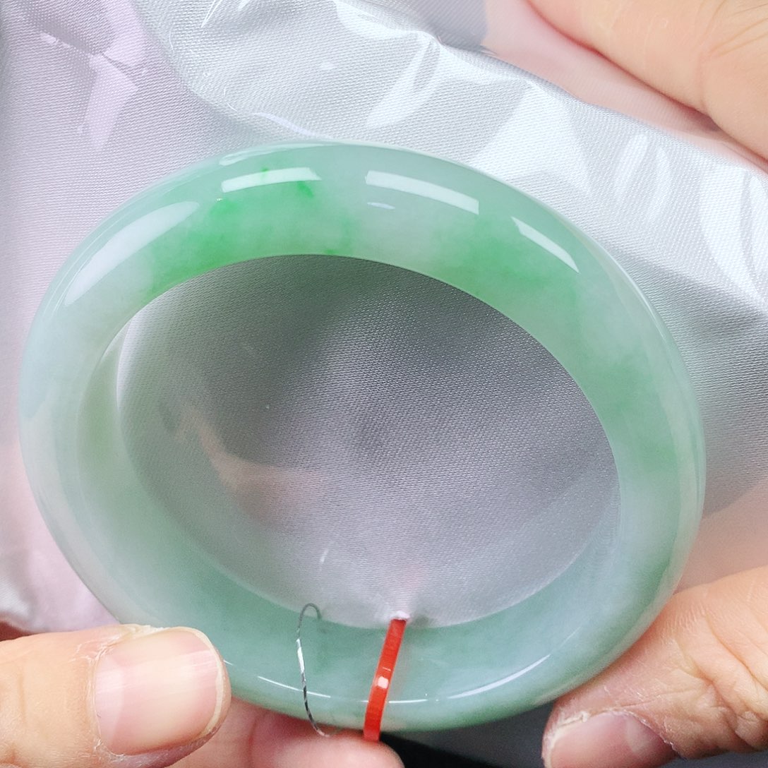 翡翠手镯未镶嵌56+轮胎