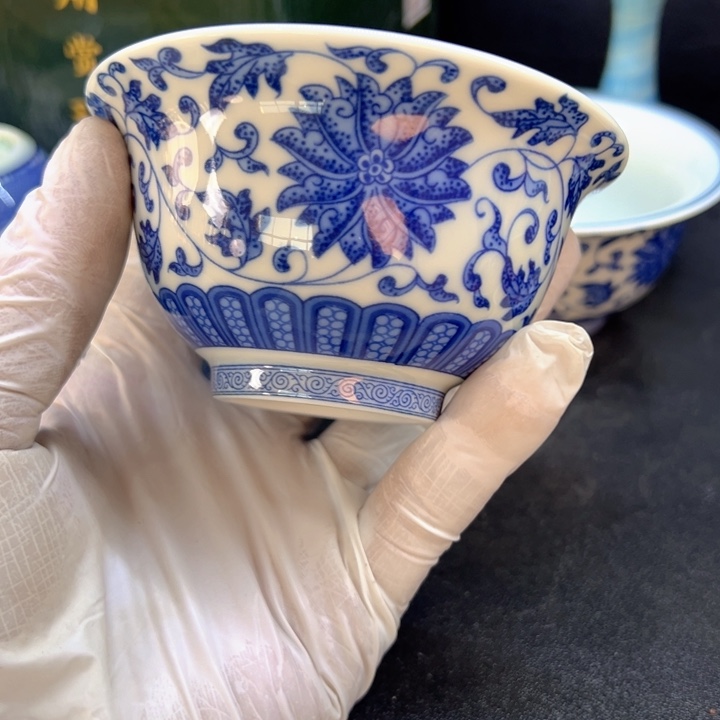 瓷片白青花缠枝莲字母线压手杯主人杯