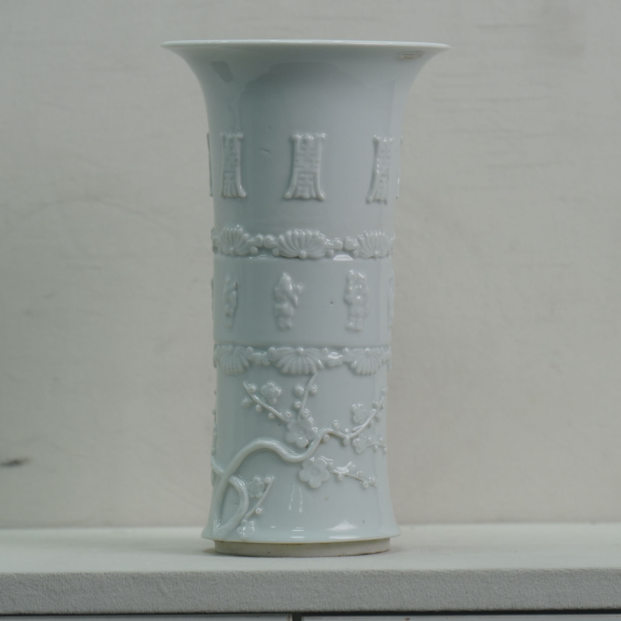 德化白釉堆雕三层纹饰花觚