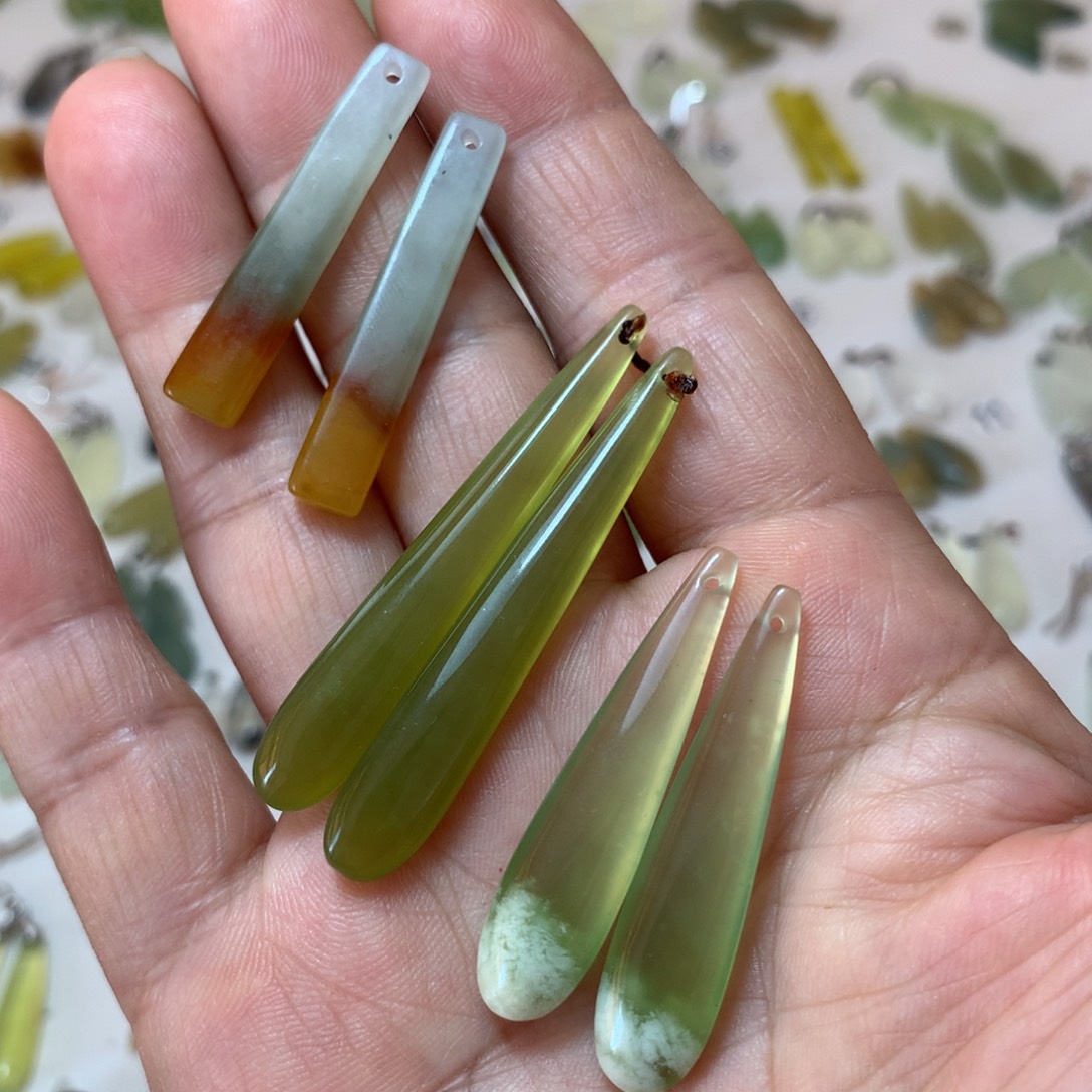 薇****蛇纹石玉未镶嵌耳环