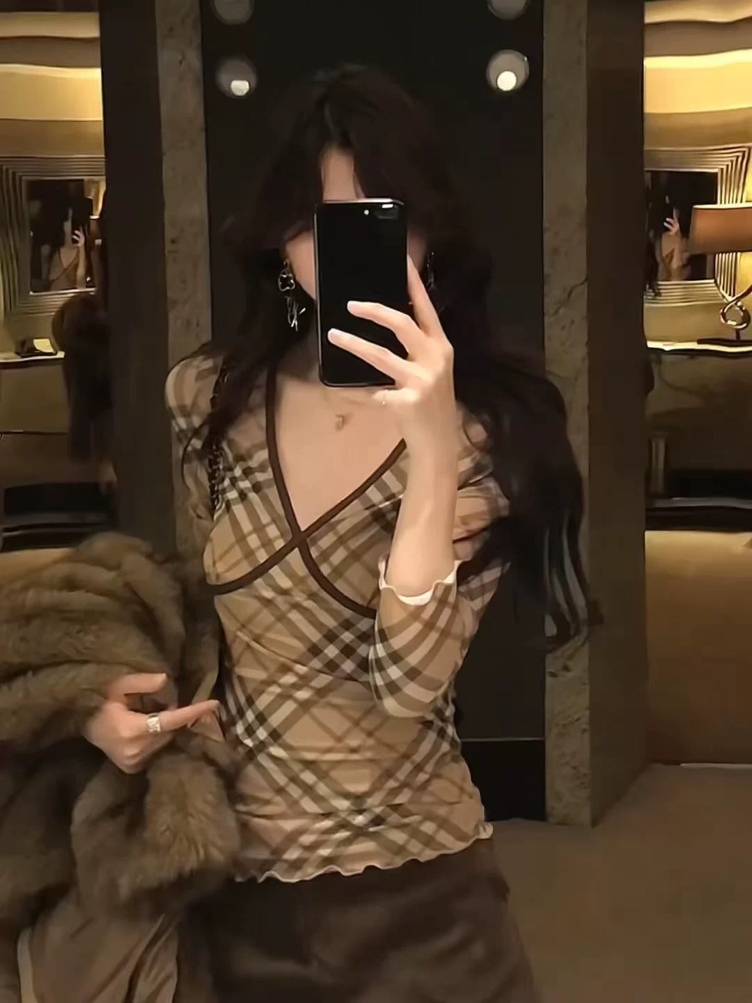 640秋季新款纯欲风性感辣妹减龄气质V领格纹设计感修身短款上衣女