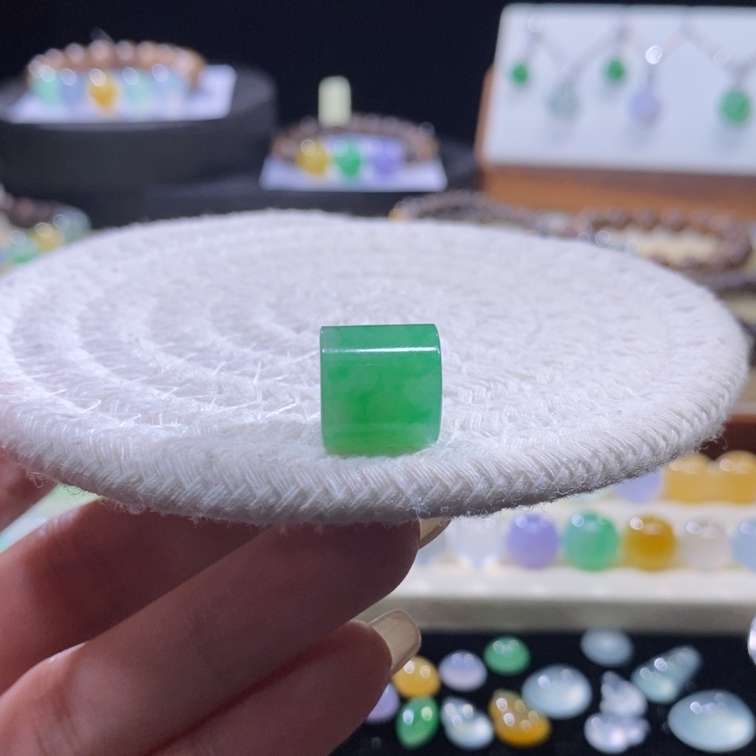 翡翠未镶嵌颈饰满绿桶珠