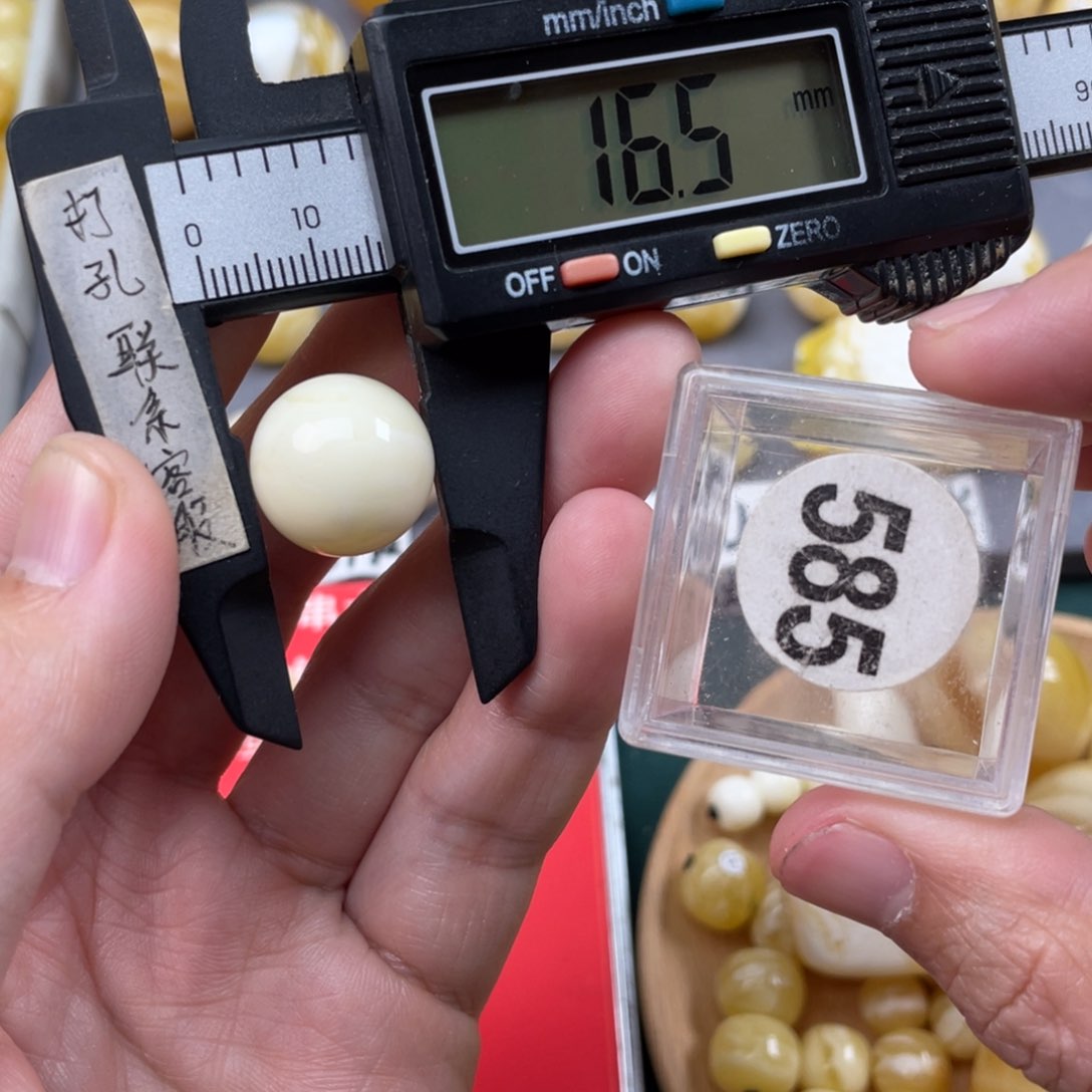 蜜蜡珠宝奇石未镶嵌