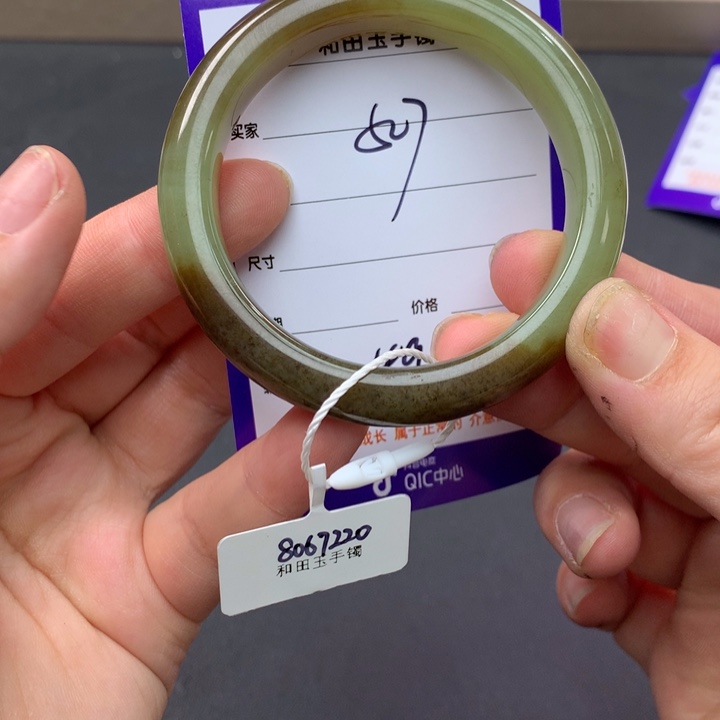 和田玉手镯未镶嵌