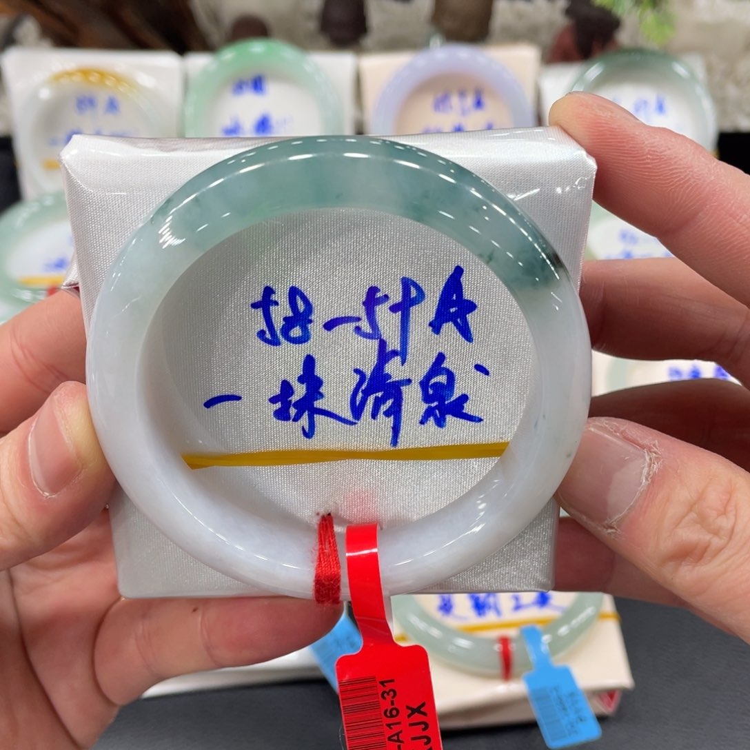 翡翠手镯未镶嵌翡翠