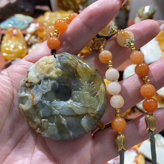 蛇纹石玉未镶嵌颈饰