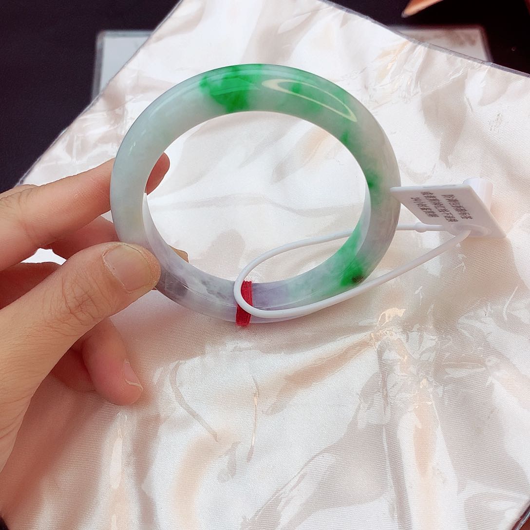 翡翠手镯未镶嵌翡翠