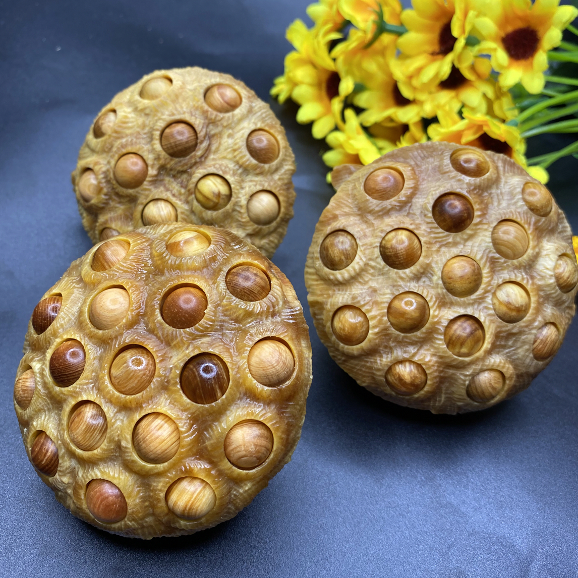 高油琥珀木手工雕刻大莲蓬多子多福男女文玩把件