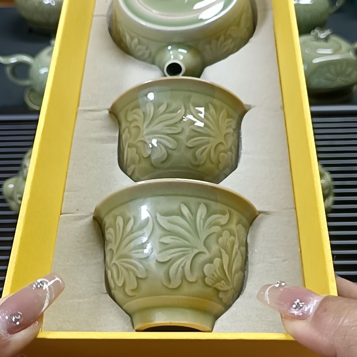 耀州窑青瓷莲花汉锋壶微微瑕1件