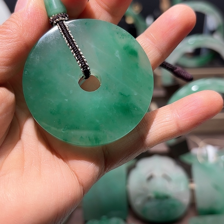 石英质玉颈饰未镶嵌