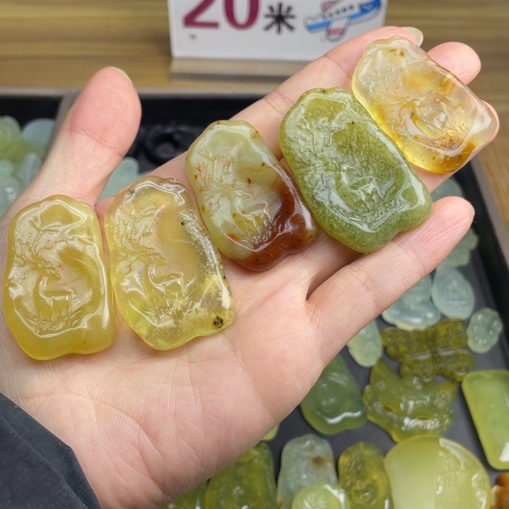 识***途蛇纹石玉未镶嵌颈饰