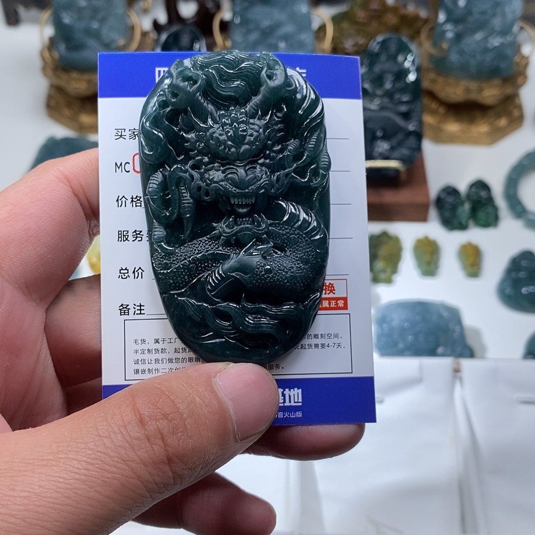 翡翠未镶嵌颈饰哈**斯