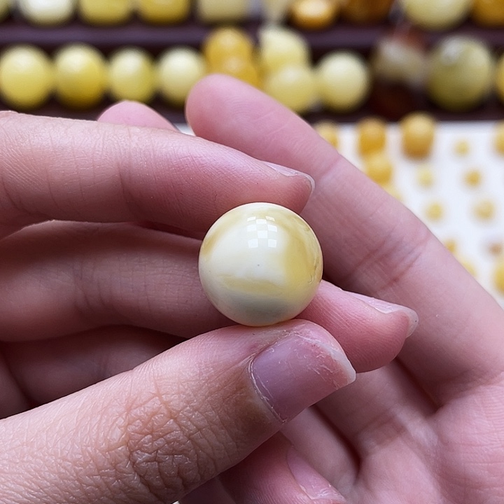 琥珀未镶嵌裸石15.3mm瑕1-1